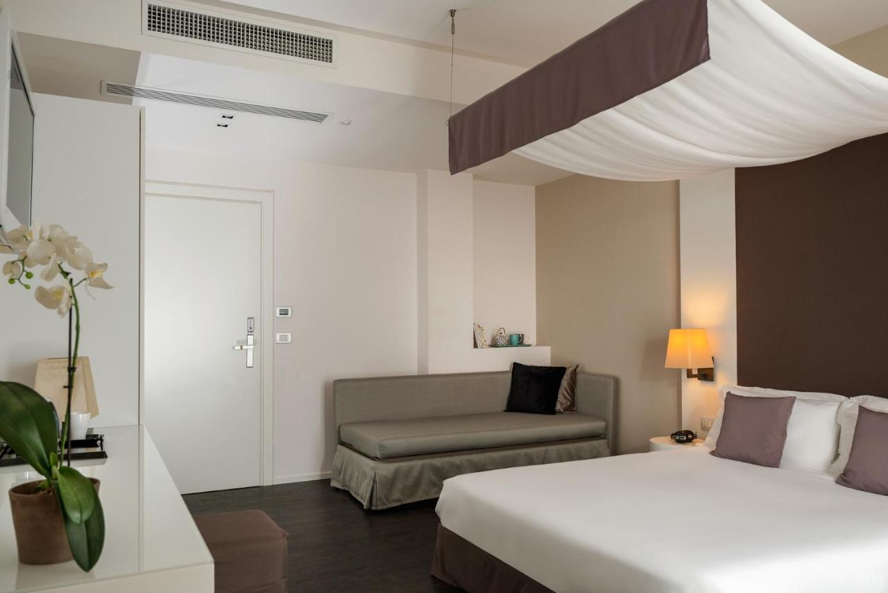 Hotel Ines Cattolica Buitenkant foto