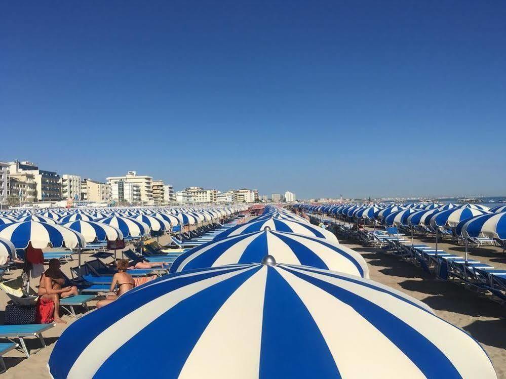 Hotel Ines Cattolica Buitenkant foto
